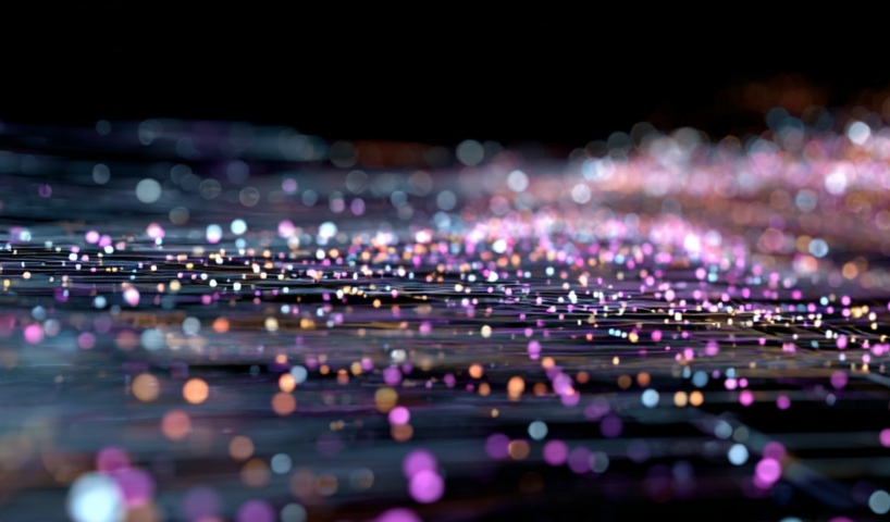 Ordnung statt Papierstapel - Schreibtisch mit strukturierten Unterlagen